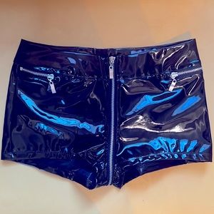 Brand New SEXY Latex-look hotpants, black patent fetish shorts with zipper
